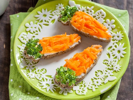 Здравословен тост с крема сирене, моркови и броколи - снимка на рецептата